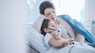 Mãe a acompanhar a filha internada no hospital